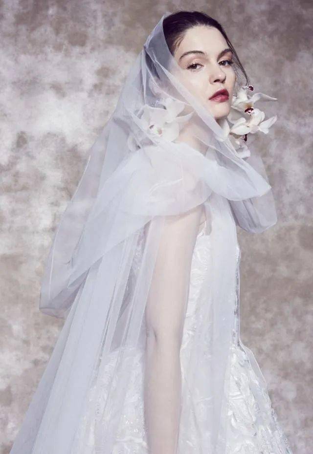 澳门最新网站游戏【婚纱设计图】迪士尼公主的婚纱礼服！（大裙摆白色婚纱你喜欢哪一款(图3)