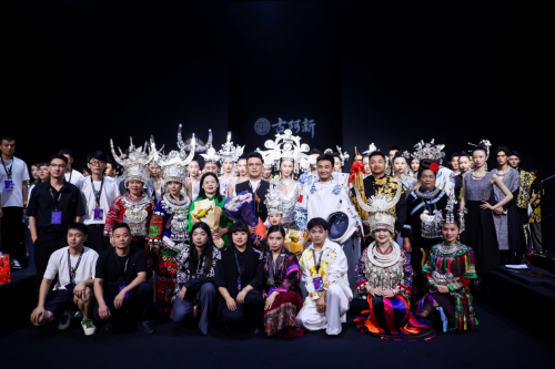 澳门游戏官网中国国际时装周｜古阿新品牌成立16周年大秀《万物有灵》在北京发布(图16)