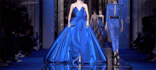 澳门游戏APP下载蓝色高定长裙真的太美了众女星的蓝色礼服造型谁更胜一筹？(图1)