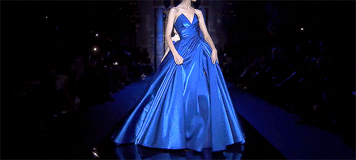 澳门游戏APP下载蓝色高定长裙真的太美了众女星的蓝色礼服造型谁更胜一筹？(图2)