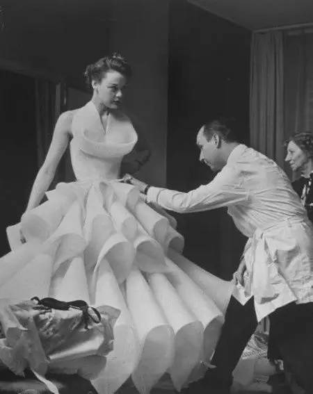 澳门游戏APP下载Dior先生和700个裁缝师是如何做衣服的？1949年高定系列(图18)