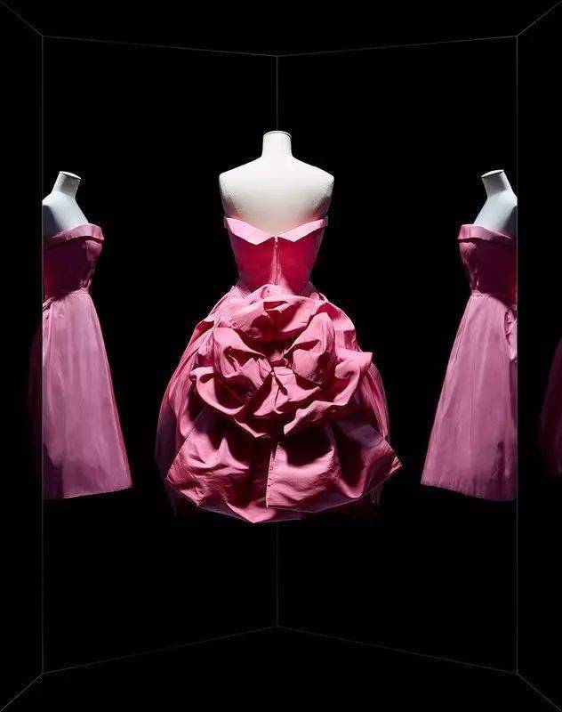 澳门游戏APP下载Dior先生和700个裁缝师是如何做衣服的？1949年高定系列(图11)