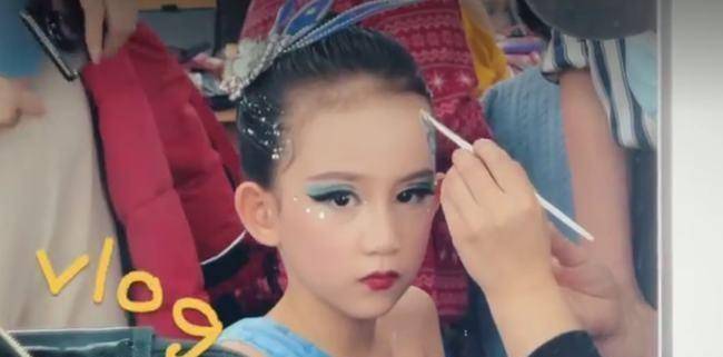 澳门游戏官网黄磊8岁小女儿登台表演！化绿色眼影涂口红后台做鬼脸好大方(图1)