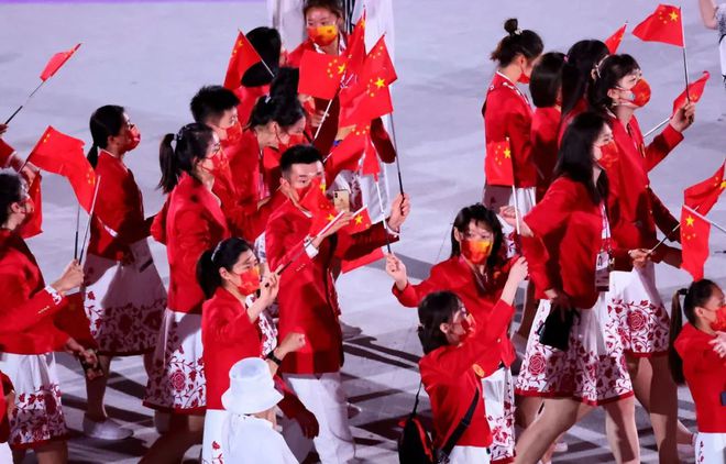 澳门游戏APP下载奥运会开幕式上中国队的礼服“刷屏”了是哪所高校设计的？(图3)