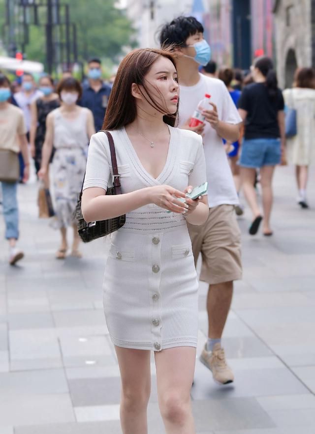 澳门游戏APP下载夏日偏爱简约穿搭选择款式精致的白裙让气质更显优雅清新(图2)