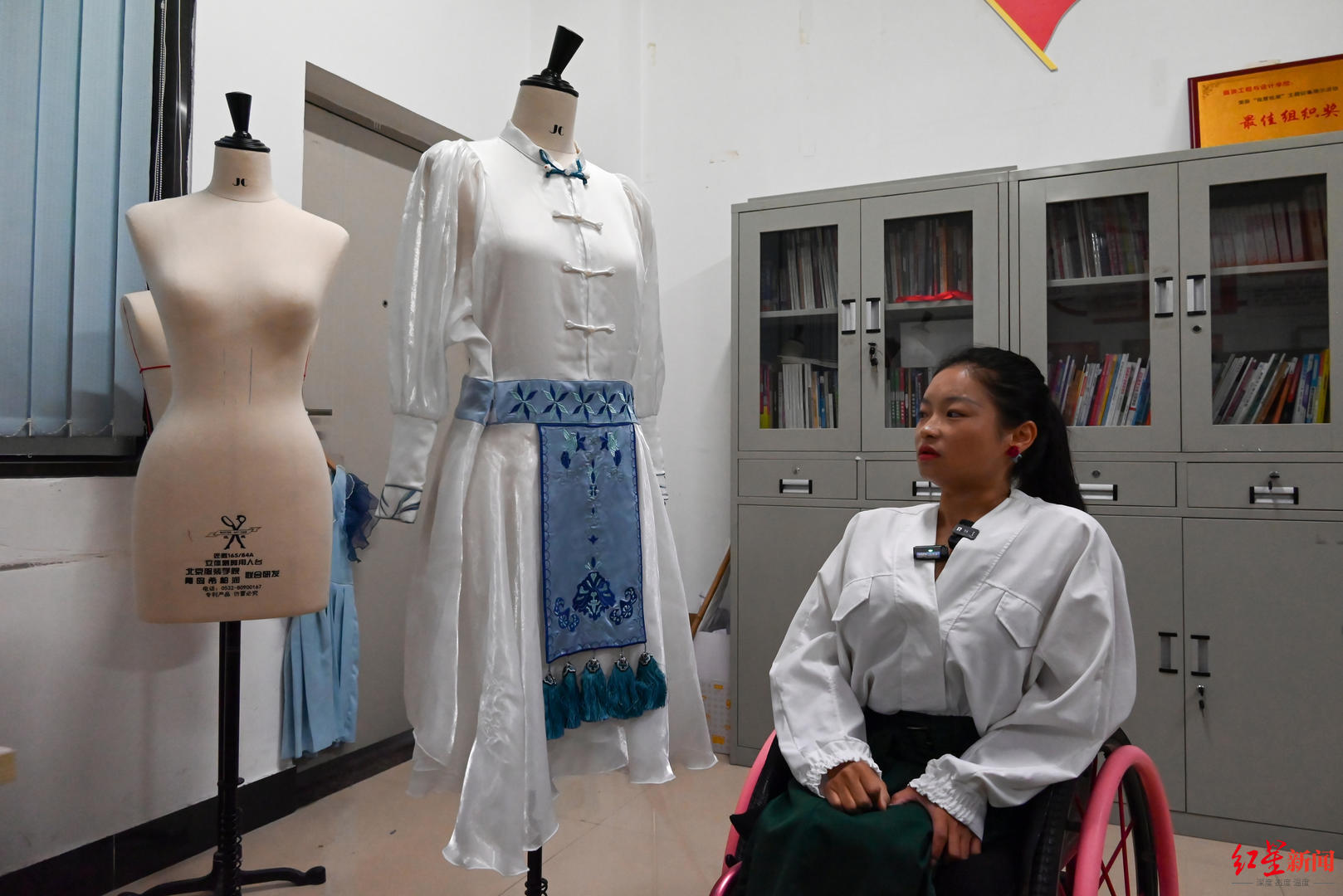 澳门游戏官网张晓丽和她的“无障碍服装”：为残障人士设计合身衣服一人一版(图1)