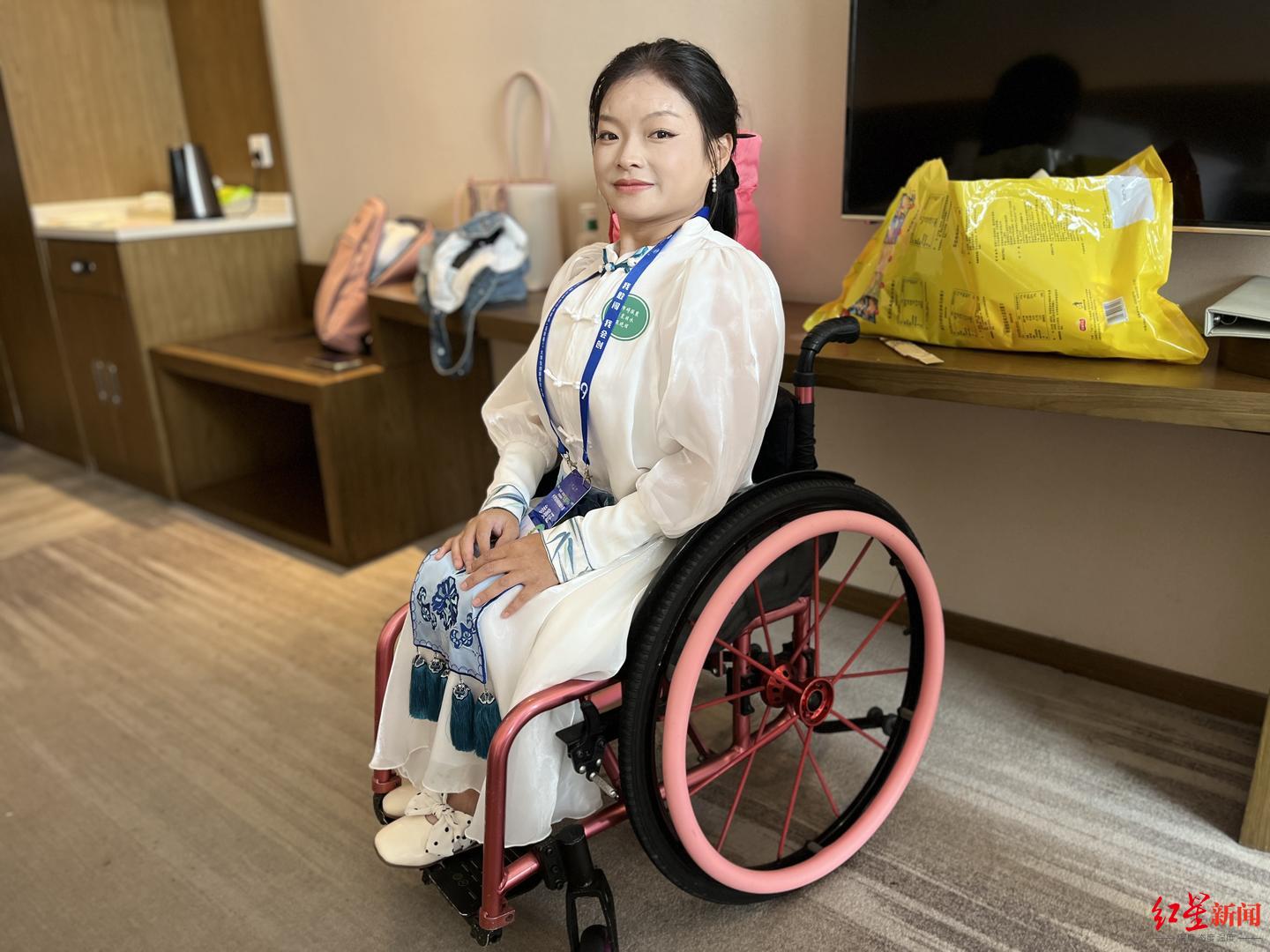 澳门游戏官网张晓丽和她的“无障碍服装”：为残障人士设计合身衣服一人一版(图5)