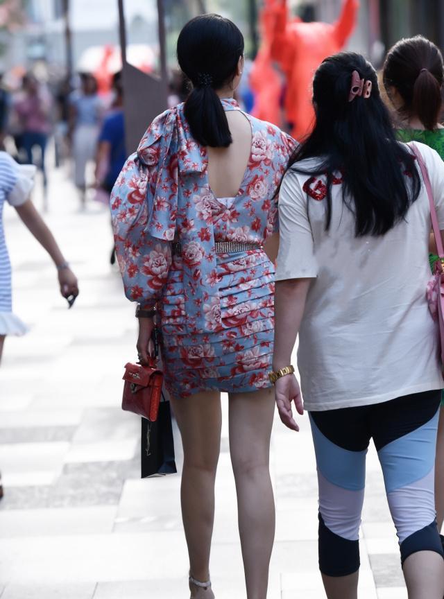 澳门游戏官网精致耐看的印花短裙走在街头就是亮丽风景线(图4)