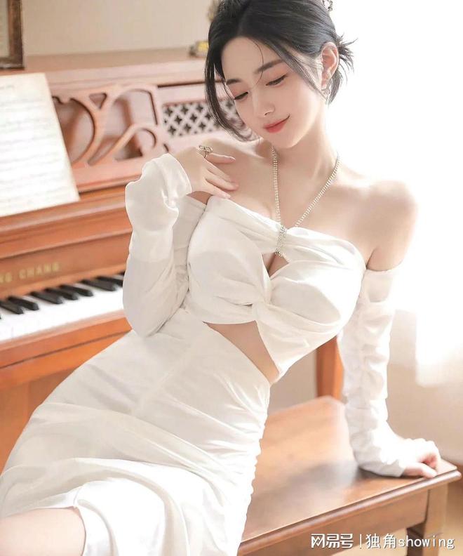澳门游戏APP下载唯美浪漫的白色礼服裙清新优雅让穿着者成为全场的焦点(图2)