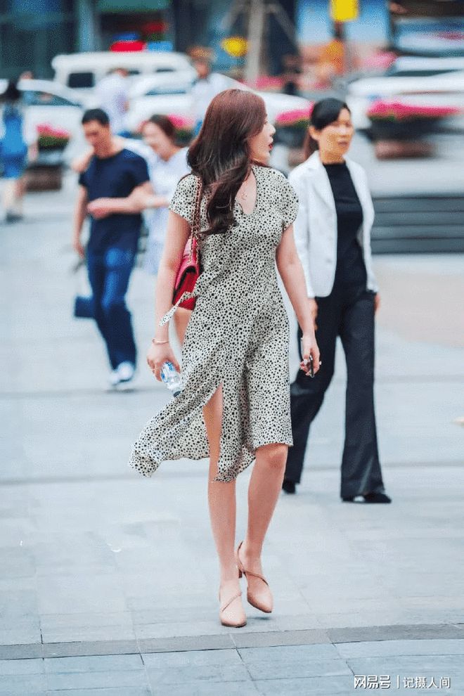 澳门游戏APP下载街拍时尚高清组图：女生穿搭高跟鞋气质年轻又带着迷人的魅力(图3)