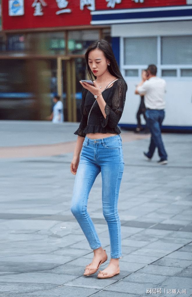 澳门游戏APP下载街拍时尚高清组图：女生穿搭高跟鞋气质年轻又带着迷人的魅力(图2)