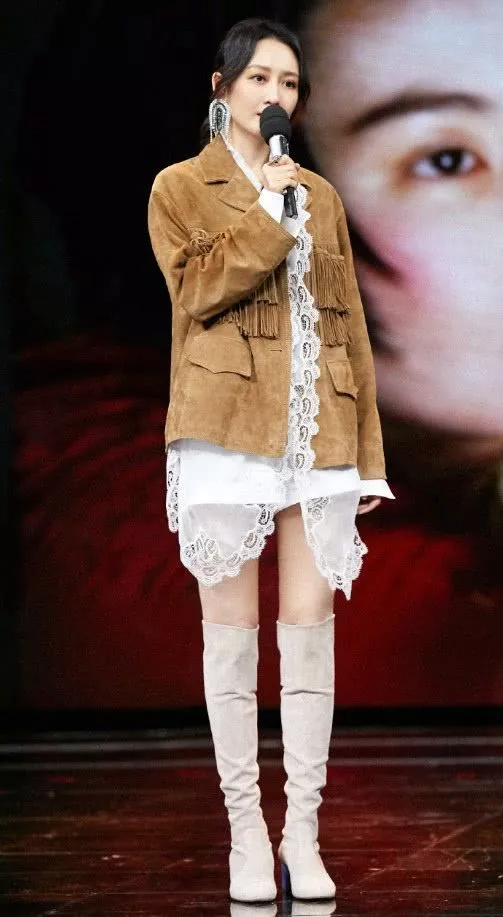 澳门游戏官网范冰冰的3D裙算什么王鸥的“阴影裙”才是真的三维立体时髦(图4)