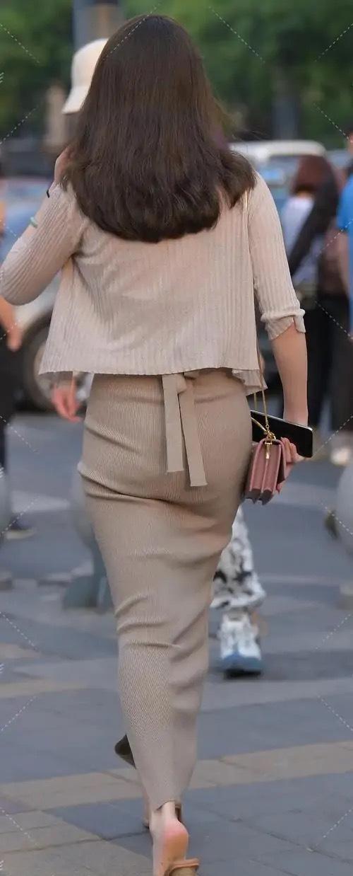 澳门游戏官网针织连衣裙搭配透明高跟鞋时尚优雅散发出一种东方女性的美感(图2)