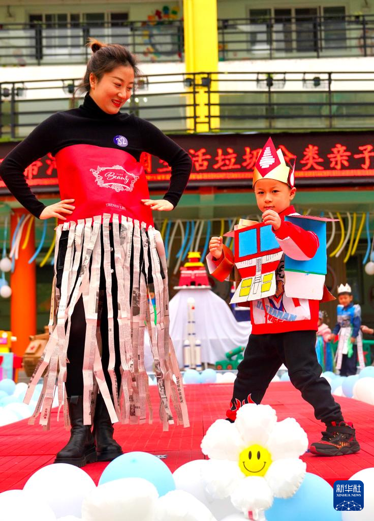澳门游戏官网四川泸州：幼儿园举办亲子环保创意时装秀(图1)