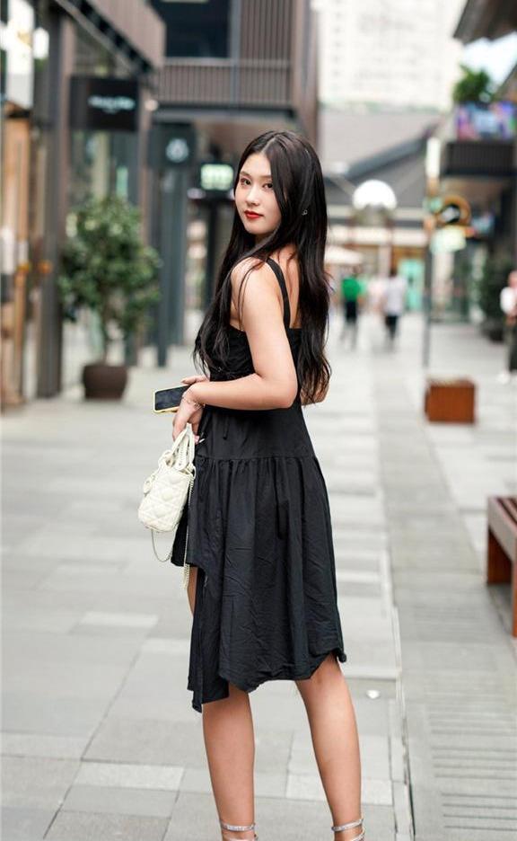 澳门游戏官网小姐姐穿的裙子裙摆采用不规则设计穿起来这样的“飒”(图2)