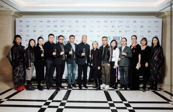 澳门游戏APP下载BRICS+金砖国家时尚峰会：与中国服装设计师协会执行主席杨健(图1)