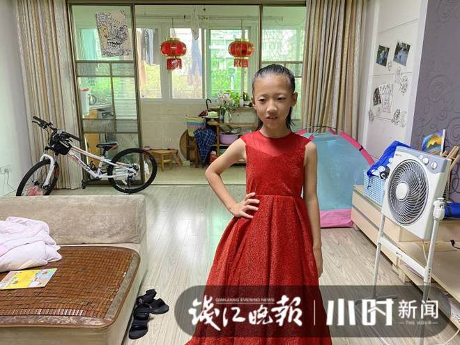 澳门游戏官网天生爱美！丽水这个11岁的姑娘设计了100多套礼服(图2)
