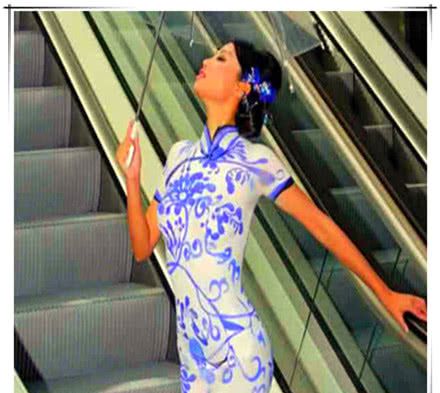 澳门游戏官网把青花瓷旗袍画在小姐姐身上一个人都没有发现网友：真是强大(图2)